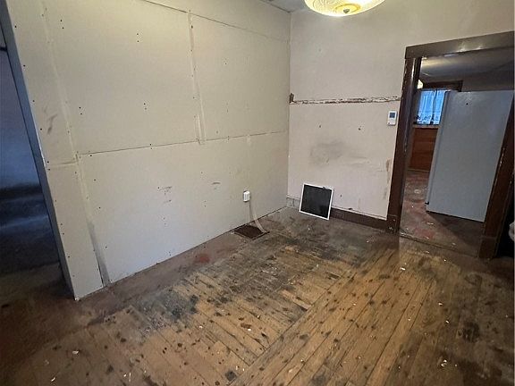 2nd image of 466 Broad St