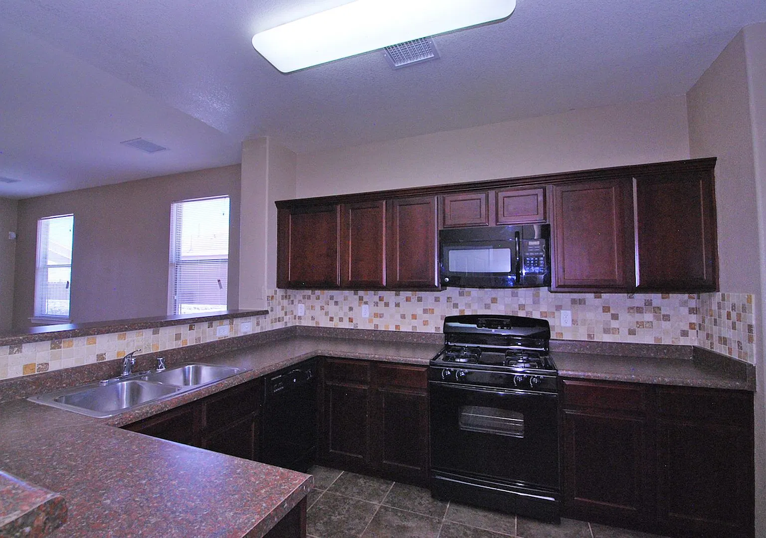 Fabulous 3 bedroom home w/ Refrigerated Air Near Ft. Bliss! — Photo 4