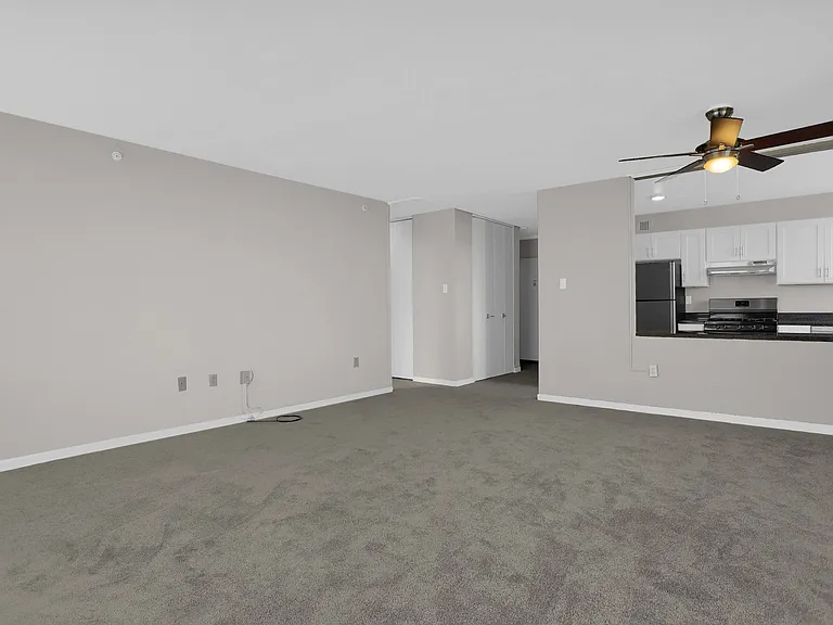Towne House Apartments — Photo 17