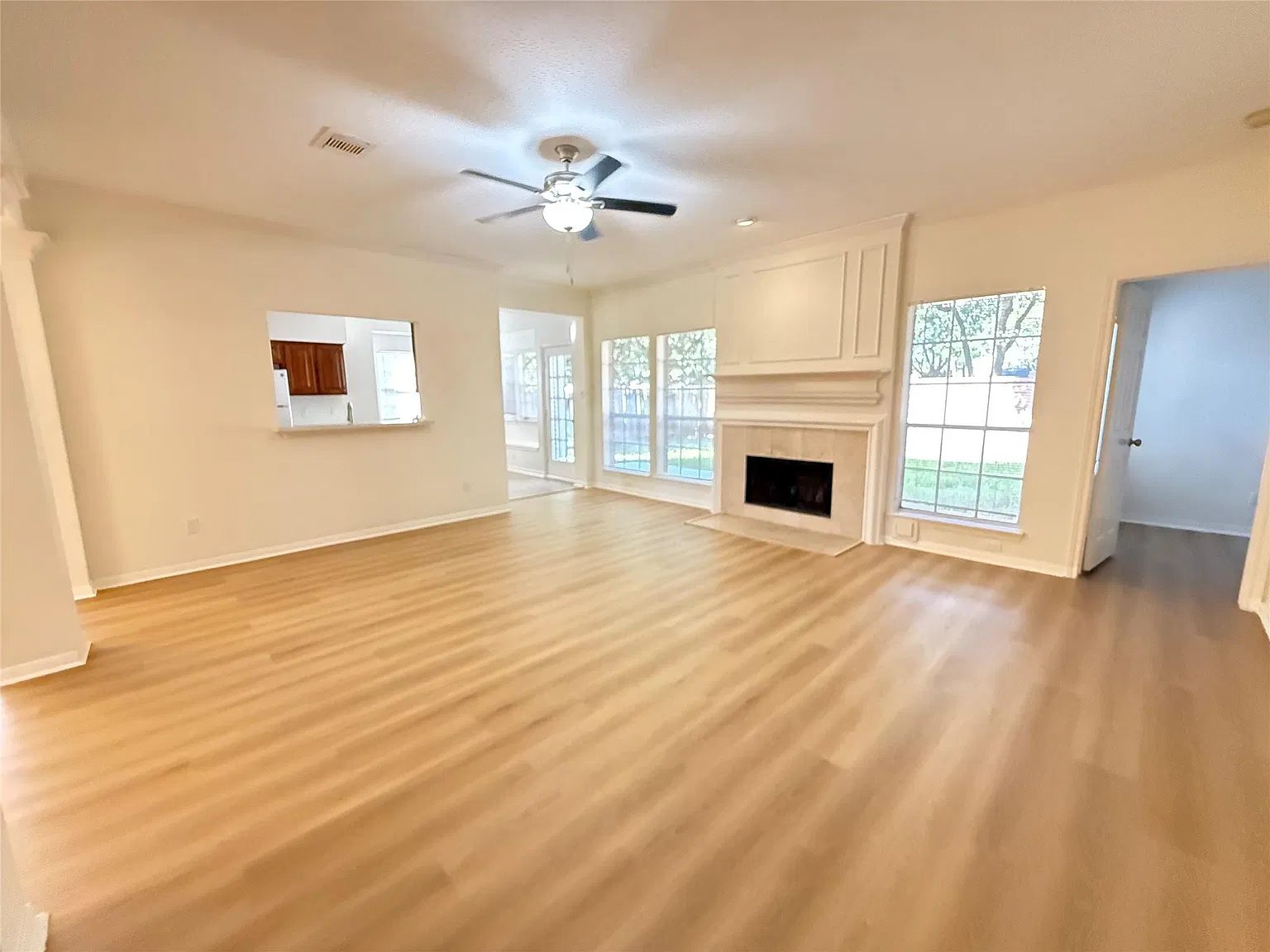 4 bed, 2.0 bath, 2049 sqft, $2,500 — Photo 2