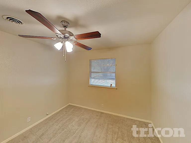 204 NW Jayellen Ave — Photo 9