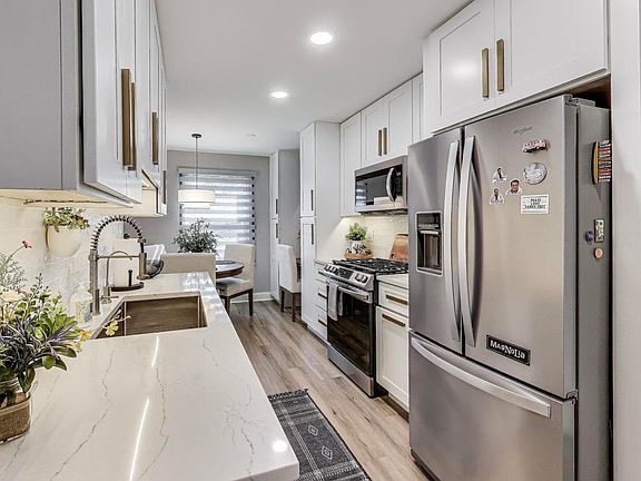 5th image of 1005 Summit Dr #D