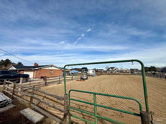 3rd image of 3890 E Victory Rd