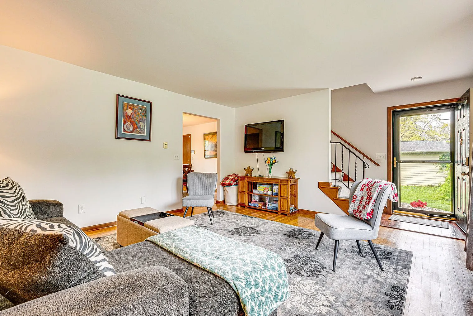 3 bed, 1.0 bath, 1399 sqft, $4,419 — Photo 3