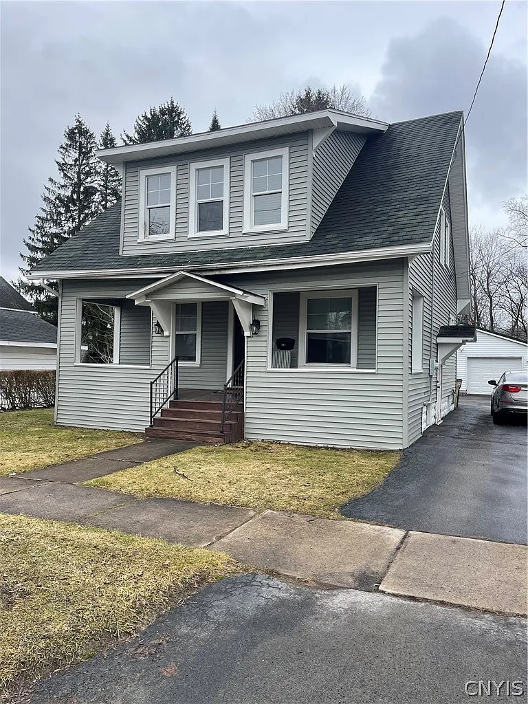 305 Graham St photo 1