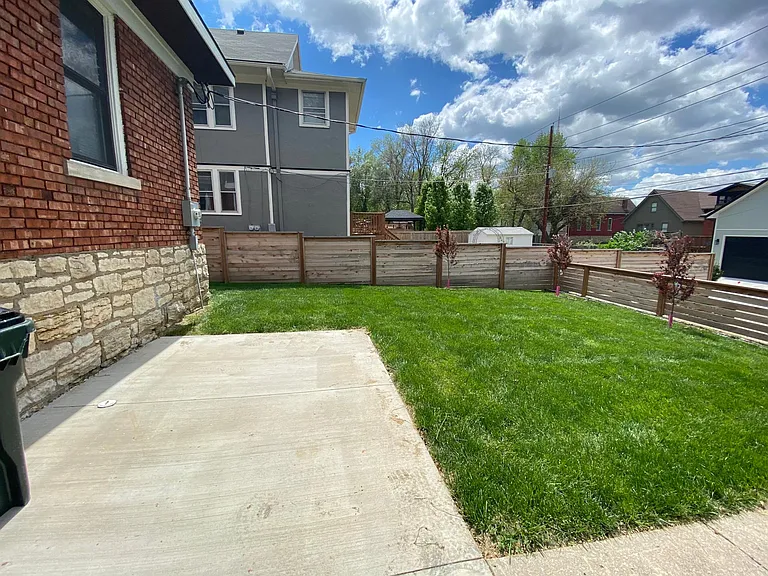 2704 Charlotte St — Photo 24