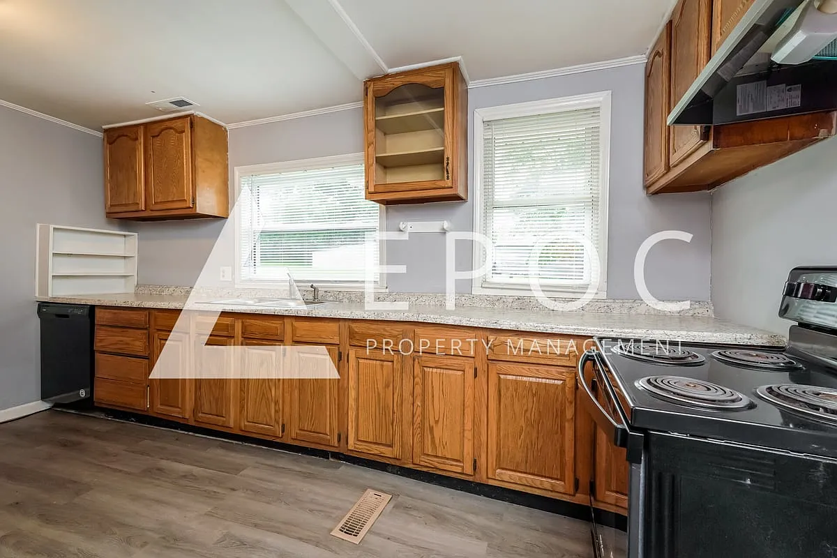 1615 Zeverly St — Photo 3