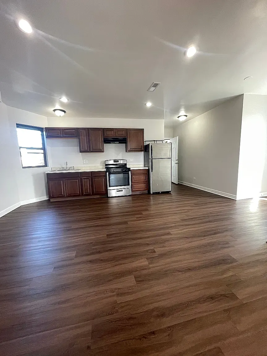 2 bed, 1000 sqft, $1,900 — Photo 2