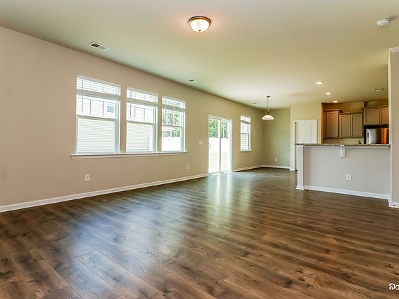5th image of 221 Sugarberry Ln