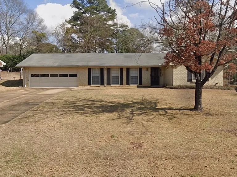 601 Larkin Ln — Photo 1