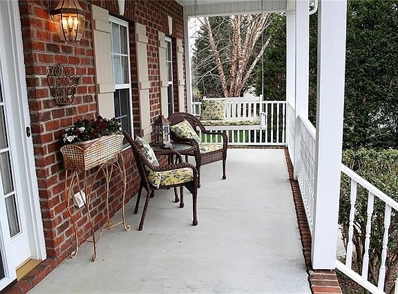 5th image of 968 Sommerset Ct NE