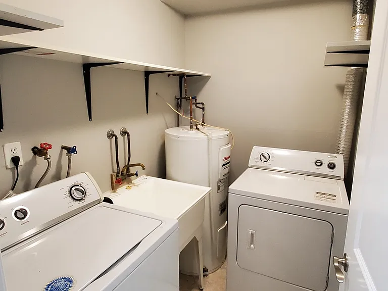 246 Lakeshore Rd — Photo 4