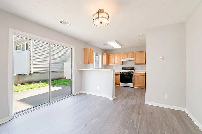 641 W Oaks Dr — Photo 8