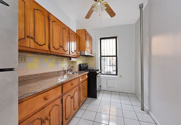 3rd image of 711 Flatbush Ave #1