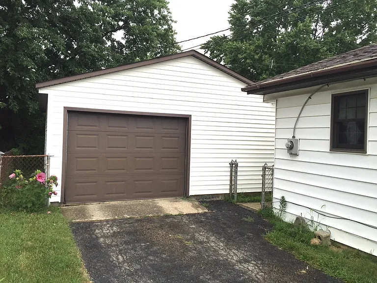 2381 Ghent Ave — Photo 3