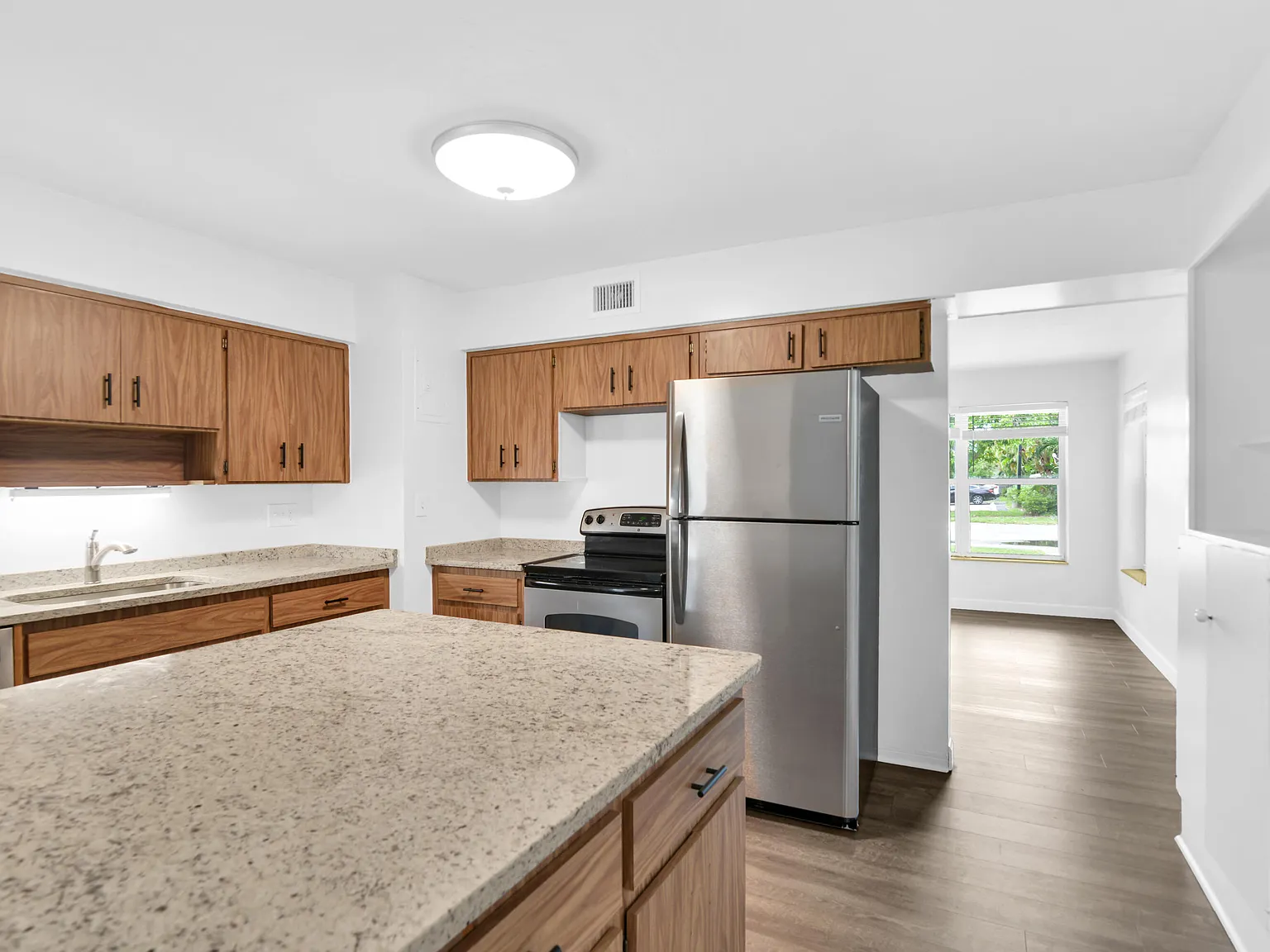3 bed, 2.0 bath, 1694 sqft, $3,395 — Photo 3