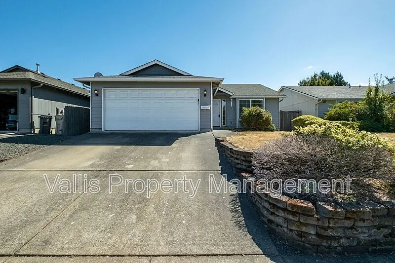 3 bed, 2.0 bath, 1062 sqft, $2,295 — Photo 1