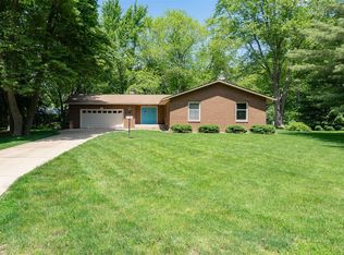 1107 Oak Creek Cir, Mahomet, IL 61853