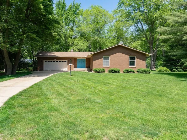 1107 Oak Creek Cir, Mahomet, IL 61853