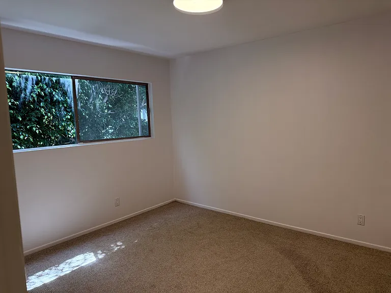546 N Flores Street — Photo 18