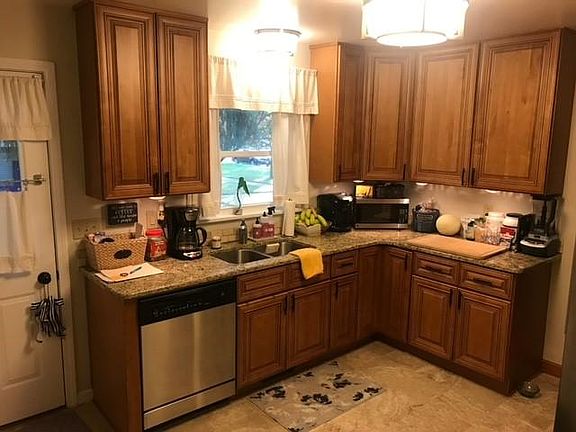 4th image of 304 W 6th St