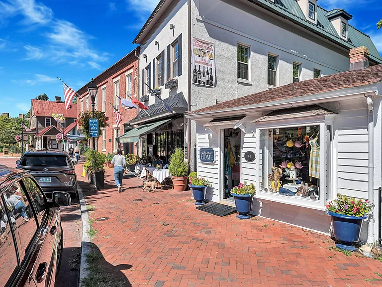 Locally owned and operated shopping in downtown Annapolis
