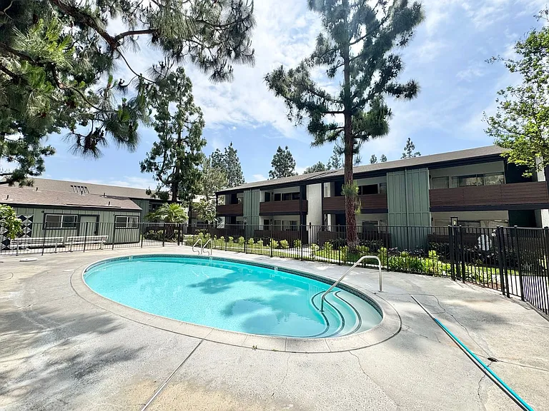Daisy Apartments — Photo 17