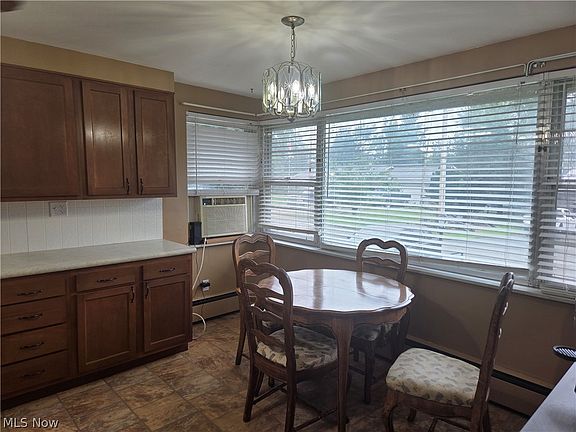 4th image of 495 Maple St