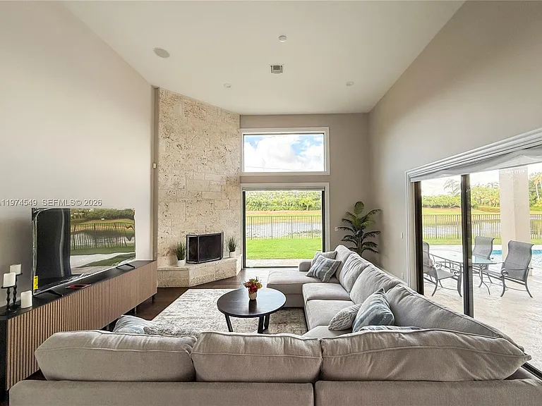 400 Alexandra Cir — Photo 29