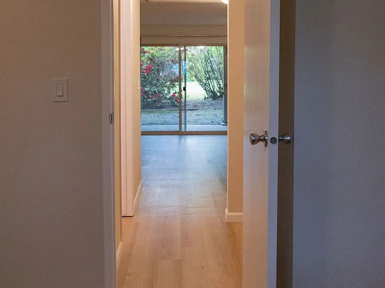 Willow Creek Apartments — Photo 30