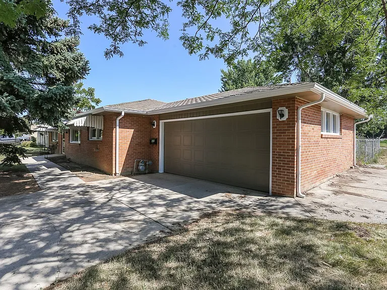 2408 Lake Dr — Photo 29