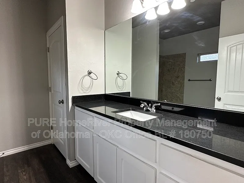 2 bed, 1.0 bath, 2022 sqft, $1,195 — Photo 4