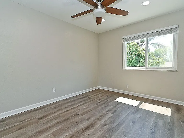 Upstairs Bedroom #5