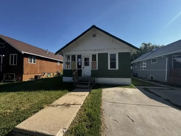 1017 7th St NW, Minot, ND 58701