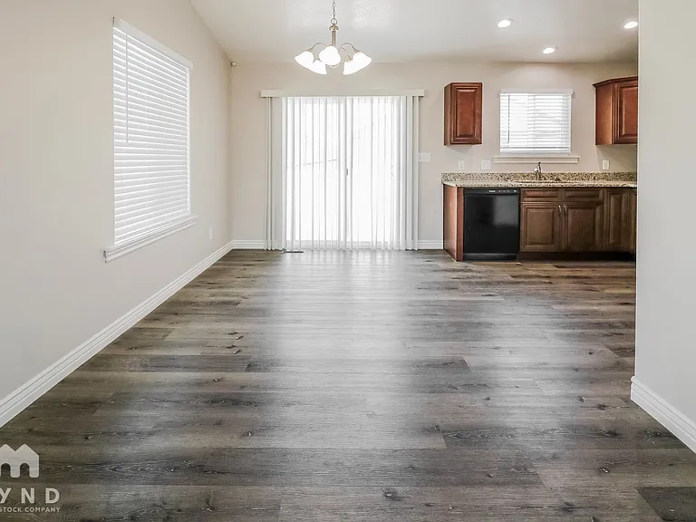 2251 E Maple Dr — Photo 4