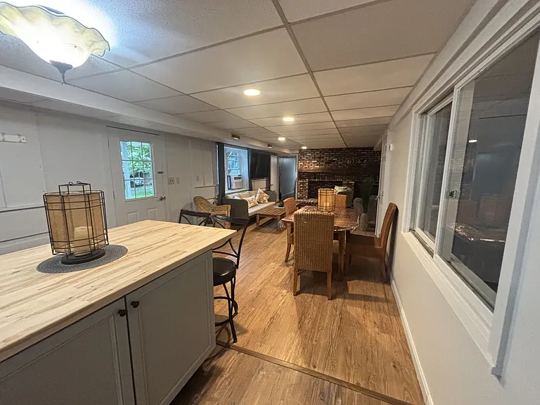 In Law: Kitchen, with dining table