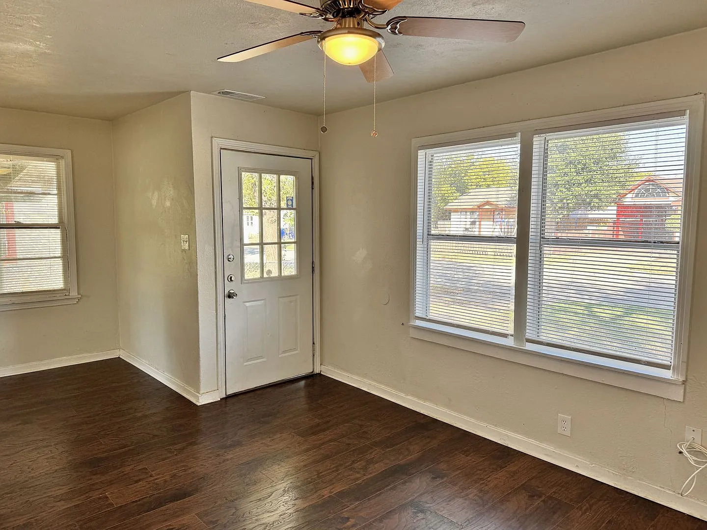 Cute 3 Bed 1 Bath home in Sunnyside Heights — Photo 3