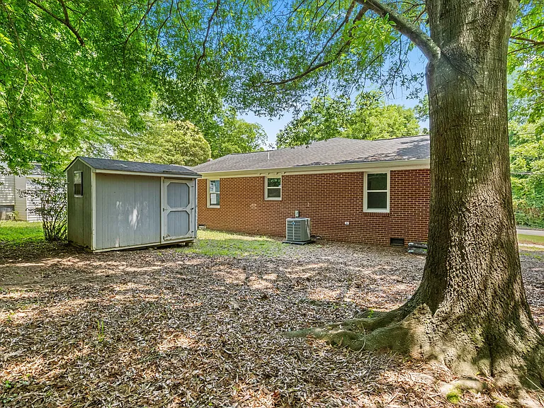 320 Clay St — Photo 24