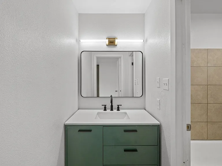 301 E Croslin St #101 — Photo 8