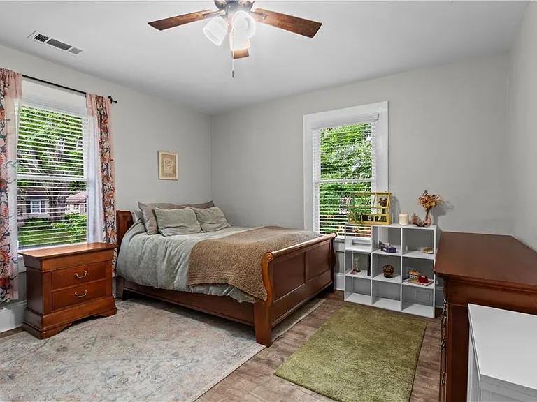 285 Henry St SE — Photo 16