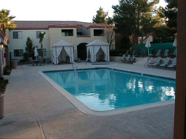 Three bedroom, 1st floor unit in gated NW community — Photo 2