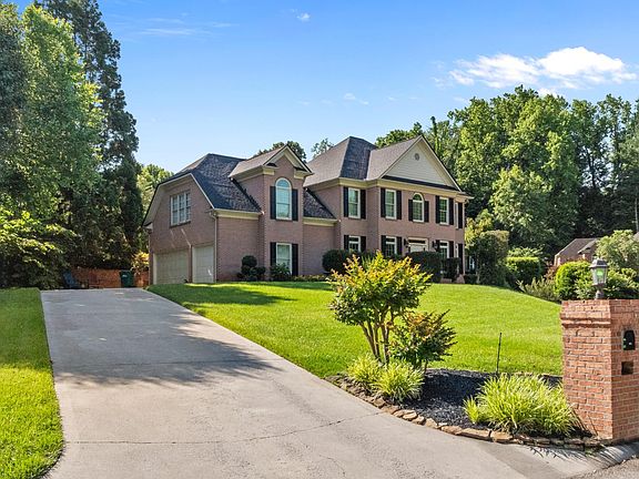 2nd image of 815 Ivy Point Ln
