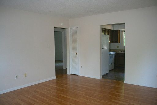 4th image of 102 Heritage Dr