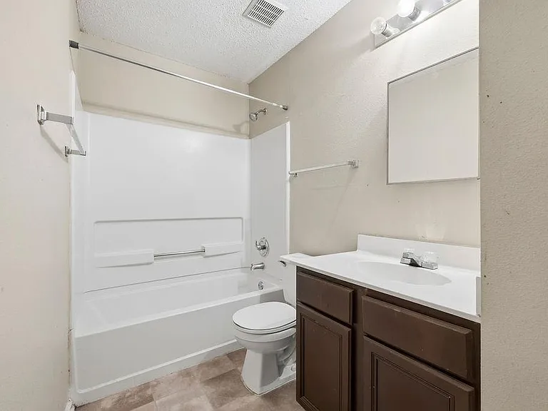 1109 Bradbury Ln — Photo 9