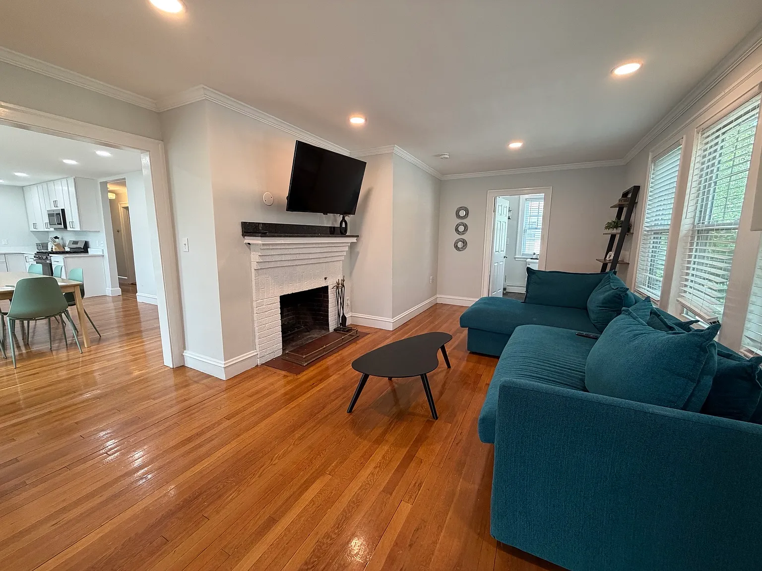 6 bed, 9999 sqft, $5,500 — Photo 3