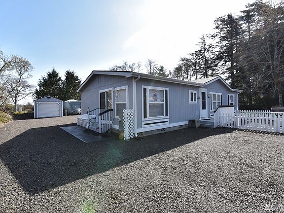 Garage with full RV hookups