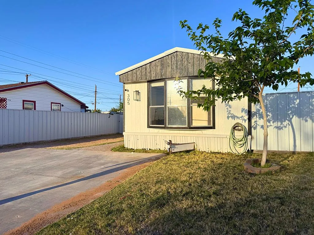3 bed, 2.0 bath, 1300 sqft, $1,600 — Photo 1