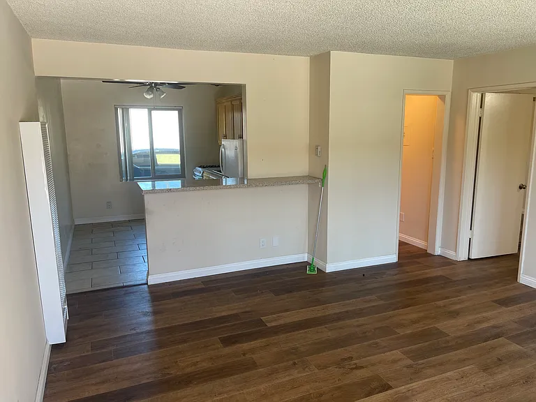 Sussex House Apartments — Photo 26