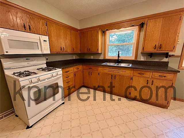 103 W 6th St — Photo 2
