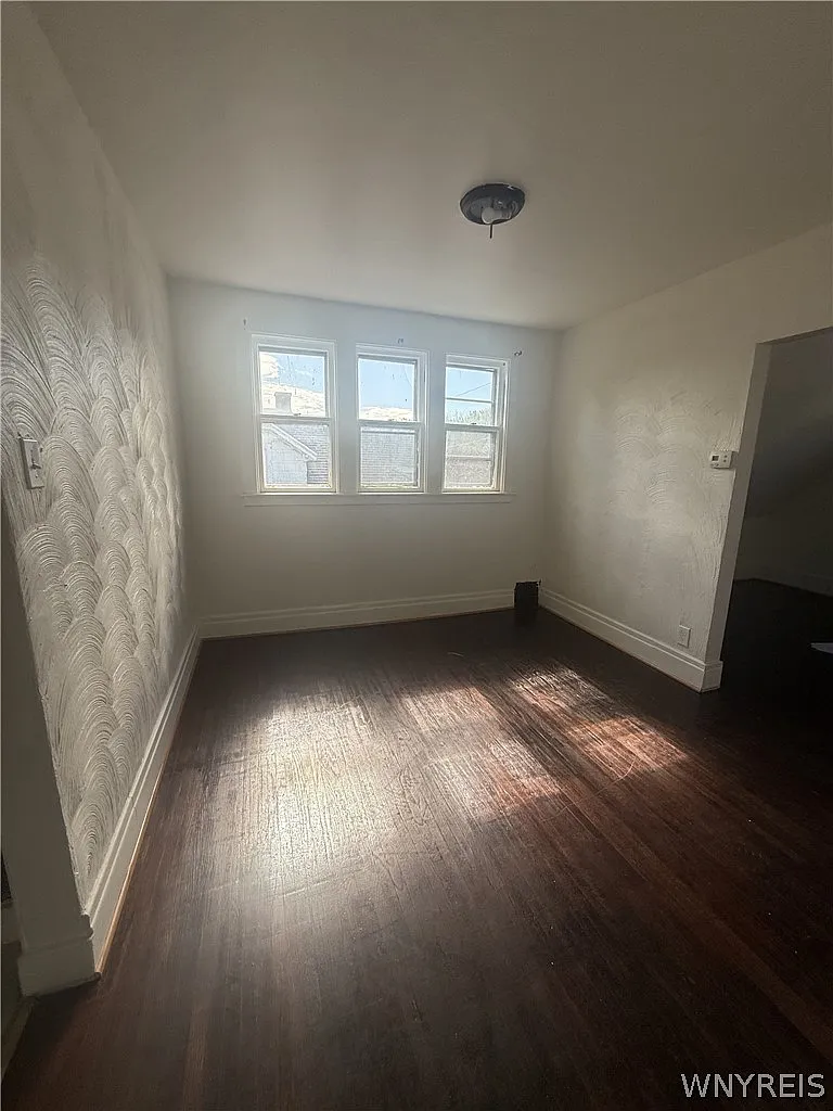 3 bed, 1.0 bath, 2459 sqft, $1,300 — Photo 3